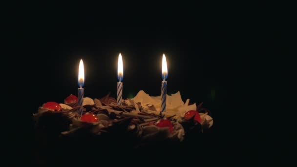 Explodir velas de aniversário em delicioso bolo de chocolate — Vídeo de Stock