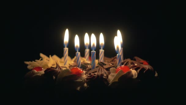 Foukání narozeninové svíčky na lahodný čokoládový dort