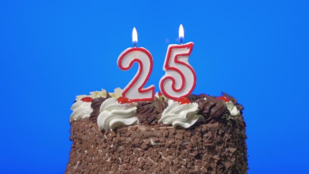 Spegnere il numero venticinque candele di compleanno su una deliziosa torta al cioccolato, schermo blu — Video Stock