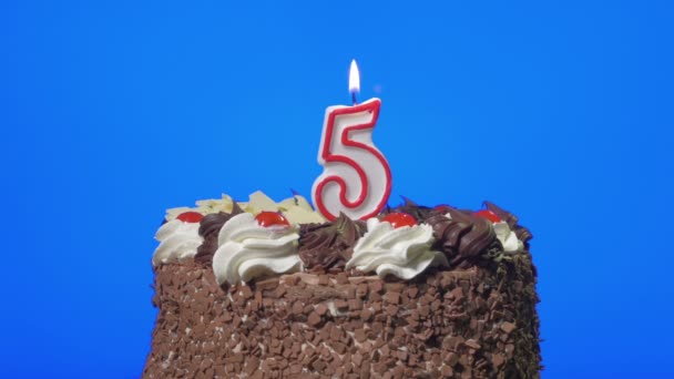 Εκρήγνυται αριθμός πέντε γενέθλια κερί σε ένα νόστιμο κέικ σοκολάτας, μπλε οθόνη — Αρχείο Βίντεο