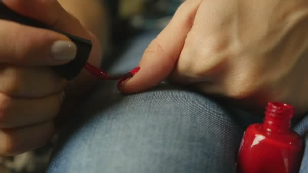 Mujer joven para colorear sus uñas con esmalte de uñas rojo — Vídeo de stock