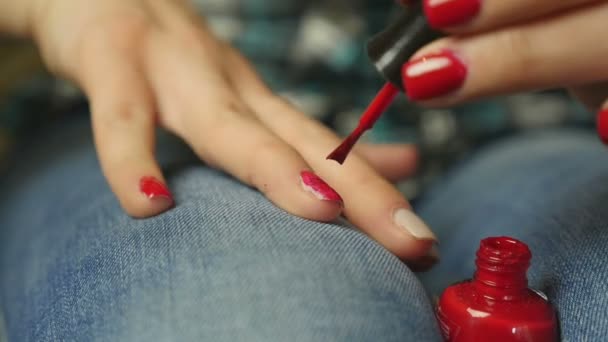 Mujer joven para colorear sus uñas con esmalte de uñas rojo — Vídeo de stock