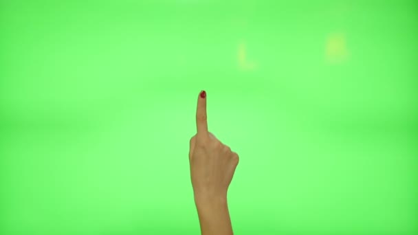 11 gesti touchscreen - mano femminile con unghie rosse, su uno schermo verde — Video Stock