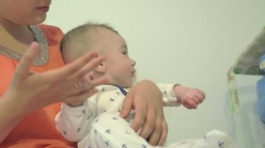 Yeni doğan çocuğun kucaklarken genç anne