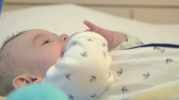 Adorable niño recién nacido jugando con su madre — Vídeos de Stock