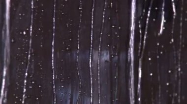 Geceleri camda dökülen yağmur Close-Up