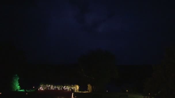 Молния ударяет в небо — стоковое видео