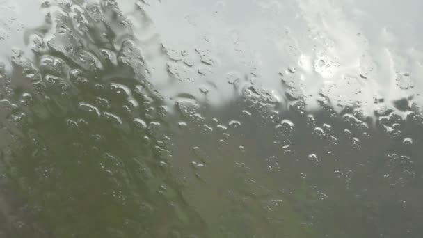 Close-up da chuva derramando na janela — Vídeo de Stock