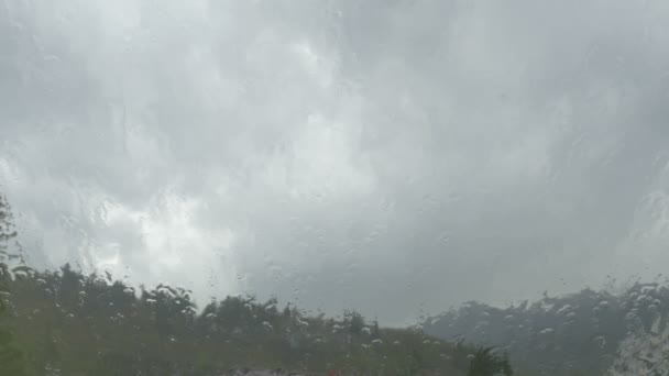 Primer plano de la lluvia que vierte sobre la ventana — Vídeos de Stock