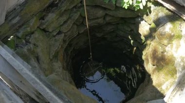 Tatlı su yükselen dolu bir kova ile iyi harika eski taş