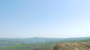 Dağın tepesinde görünümünden hayran yakışıklı genç çocuk