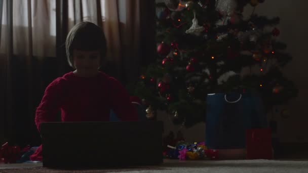 Mooi meisje openen de kerstcadeau - 4k — Stockvideo