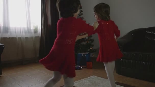 Mladé krásné dvojče dívky tančí na Štědrý den, zpomalené — Stock video