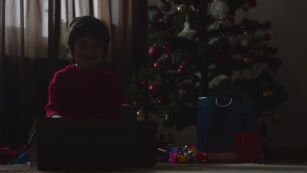 Menina bonita jovem abrindo o presente de Natal - 4k — Vídeo de Stock