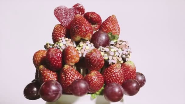 Primo piano di delizioso bouquet di frutta che gira su uno sfondo bianco, 4k — Video Stock