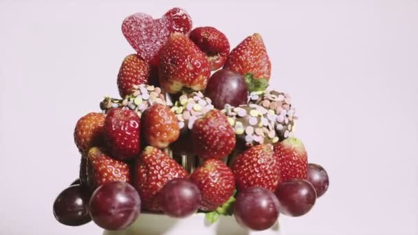 Közeli kép a finom gyümölcs csokor spinning egy fehér háttér, 4k