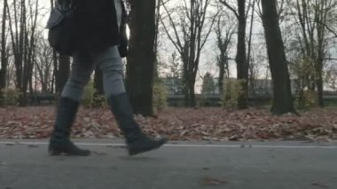 Genç kadın bir arka sokakta parkta yürürken