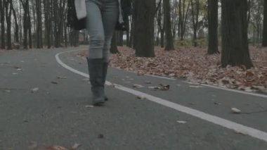 Genç kadın parkta sokakta yürürken