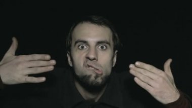 Çılgın genç adam komik surat