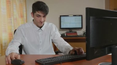 Yakışıklı genç programcı iş yerinde oynamaya bıkkın