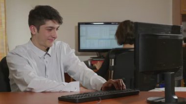 Genç yakışıklı programcı onun meslektaş kağıt top atma