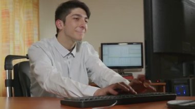 Genç yakışıklı işadamı programcı çalışırken dans