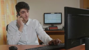 Yakışıklı genç işadamı programcı onun smartphone vasıl konuşuyor