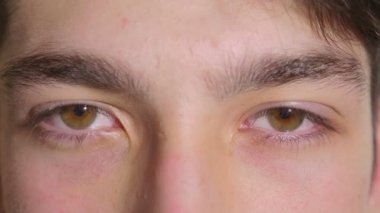 Adam gözlerini açma Close-Up