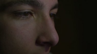 Seyir vasıl belgili tanımlık tablet karanlıkta gözleri Close-Up