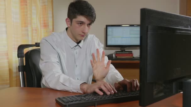 Junge hübsche Programmierer mit einem Outsourcing helfende Hand Tippen — Stockvideo