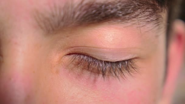 Primer plano del ojo masculino asustándose — Vídeos de Stock