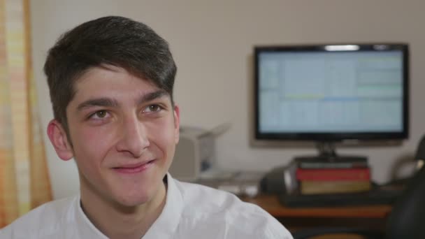 Jonge knappe zakenman maken grappige gezichten — Stockvideo