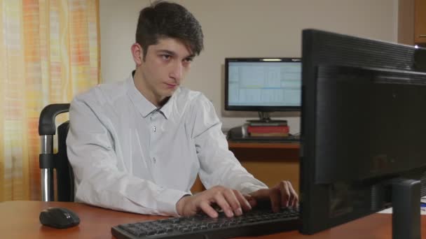 Bonito jovem empresário ficando nervoso e se acalmando — Vídeo de Stock