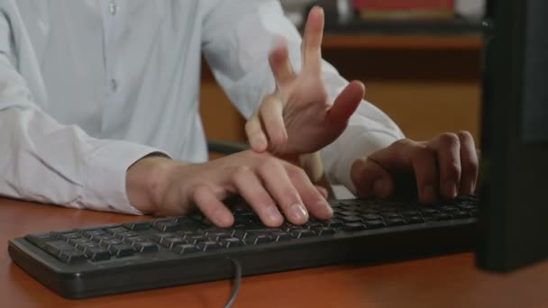 Close-up de mãos de programador com uma digitação em terceira mão — Vídeo de Stock