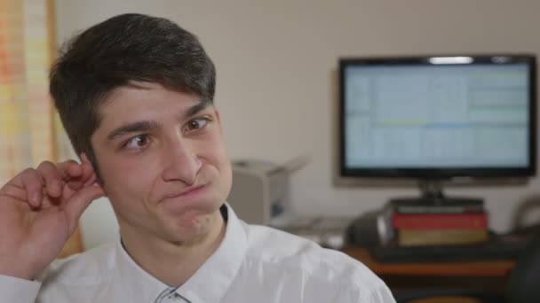 Joven hombre de negocios guapo haciendo caras graciosas — Vídeos de Stock