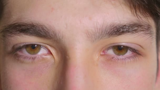 Close-up de homem olhos abrindo — Vídeo de Stock
