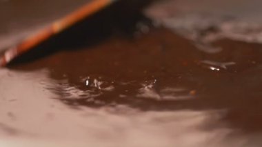 Yavaş çekimde bir bıçakla erimiş çikolata lezzetli karıştırma