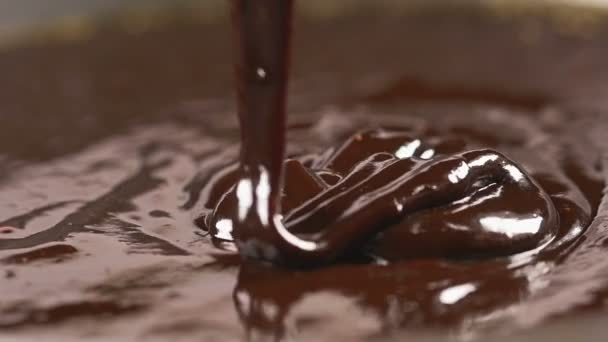 Delicioso chocolate derretido derramando — Vídeo de Stock