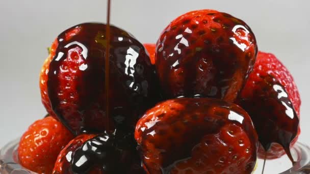 Смачний розтоплений шоколадний сироп наливає полуницю навпаки — стокове відео
