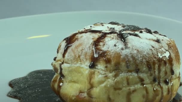 Köstlicher geschmolzener Schokoladensirup, der einen gebissenen Donut in Zeitlupe bedeckt — Stockvideo