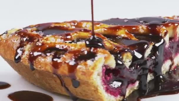 Delicious melted chocolate syrup pouring over a cherry pie — Stock Video