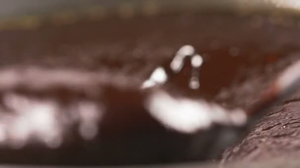 Folyamatos keverés mellett ízletes olvad csokoládé egy kanállal, ban lassú mozgás — Stock videók