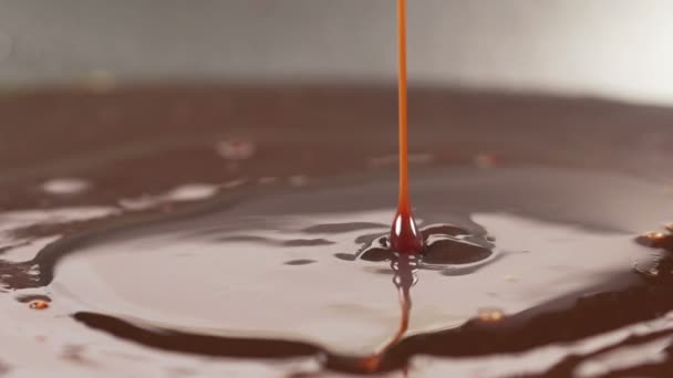 Delicious gesmolten chocolade siroop gieten — Stockvideo