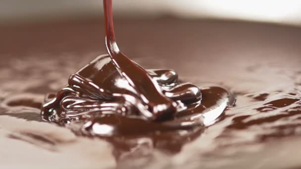 Délicieux chocolat fondu coulant au ralenti 