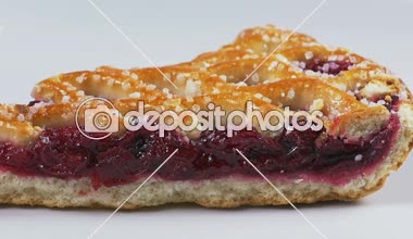 Beyaz bir plaka üzerinde iplik lezzetli vişneli tart