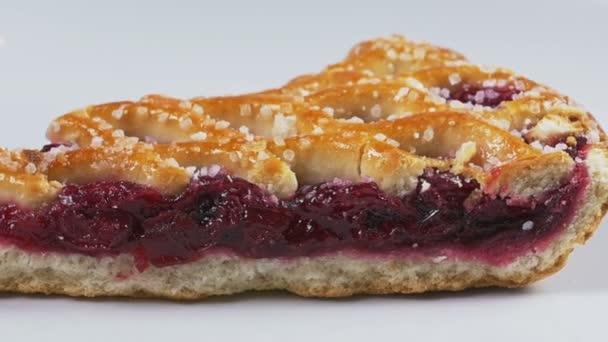 Délicieuse tarte aux cerises filant sur une assiette blanche — Video