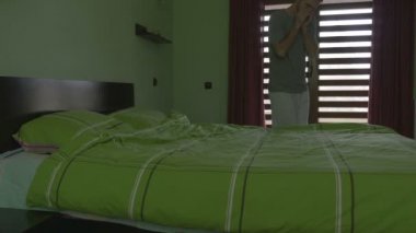 Kendini yatağa atma ve uyuyan genç yakışıklı adam