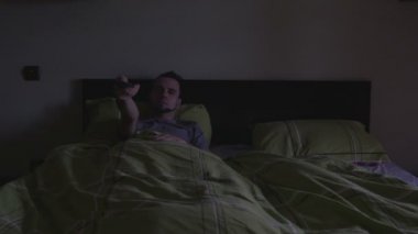 Tv izlerken yatakta yakışıklı delikanlı