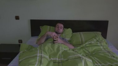 Yakışıklı delikanlı uyanma