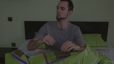 Kabus görüyor ve geri uyuyacak genç yakışıklı adam